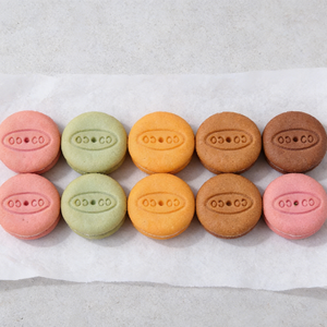 13.4oz/1bag Macaron Flavor Strawberry Flavor Sandwich Cookies,Crispy, Delicate Cookies with Strawberry Cream Filling, Inspired by French Patisserie, Elegant Treat for Afternoon Tea, Gifting, or a Luxurious Snack